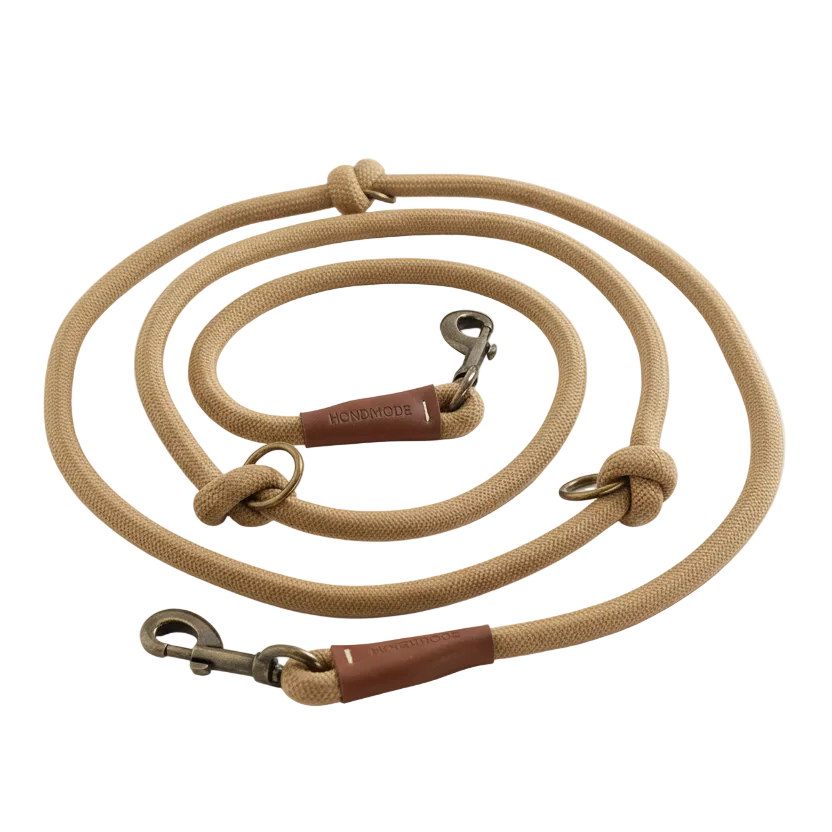 Detail van de ringen en haken van de verstelbare hondenlijn