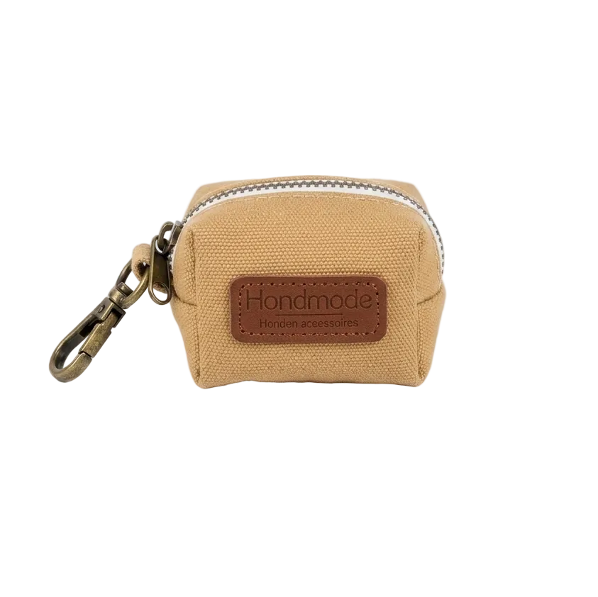 Beige hondenpoepzakjeshouder met antiek messing details